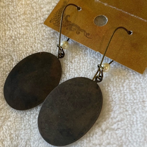 Engraved “H” earrings - Picture 4 of 5